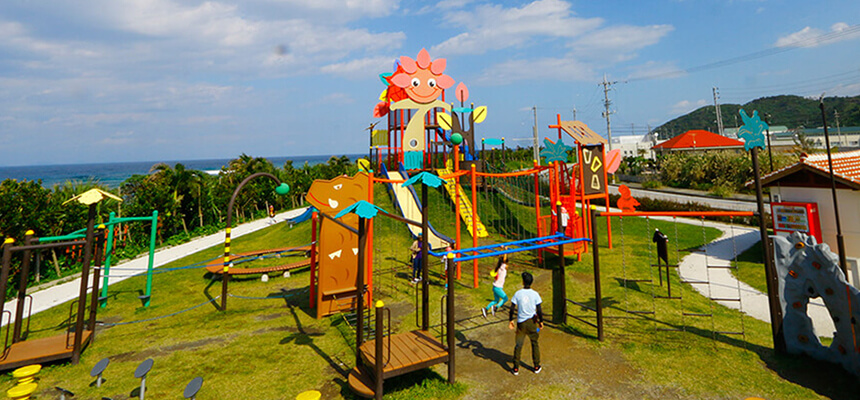 全家人一起歡鬧! 大型滑梯和巨大的體育遊樂設施十分有趣的沖繩公園8選