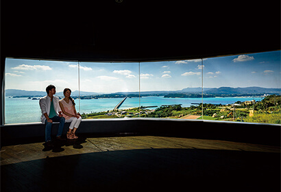 古宇利海洋塔。位於古宇利島的觀光設施,從海拔82m的展望塔可以眺望到山原的自然風光。還有咖啡店和商店。