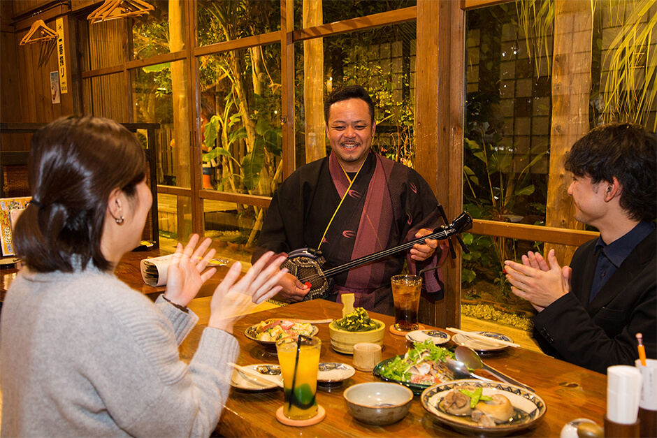 彈三線的男性沖繩廚房國際大街店