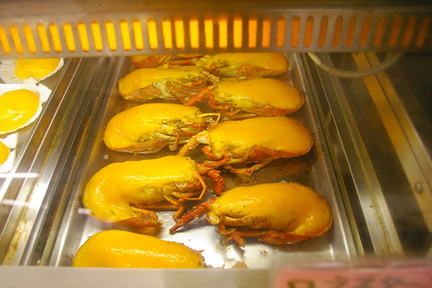 小吃最受歡迎的菜單是海膽醬烤海膽醬。魚貝類、扇貝、龍蝦等幾種魚貝類上面有很多特製的海膽醬!