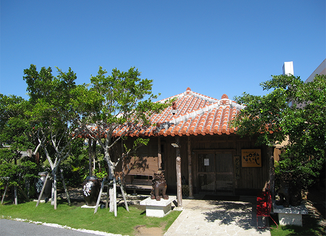 店鋪外觀是自古以來的赤瓦民房,能感受到沖繩的氛圍。