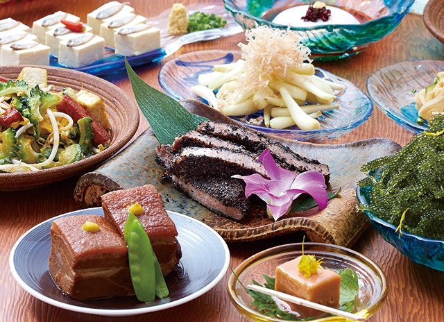 再現奶奶味道的沖繩料理。粗茶淡飯、鹽烤菜、燉軟骨湯等,都是絕品
