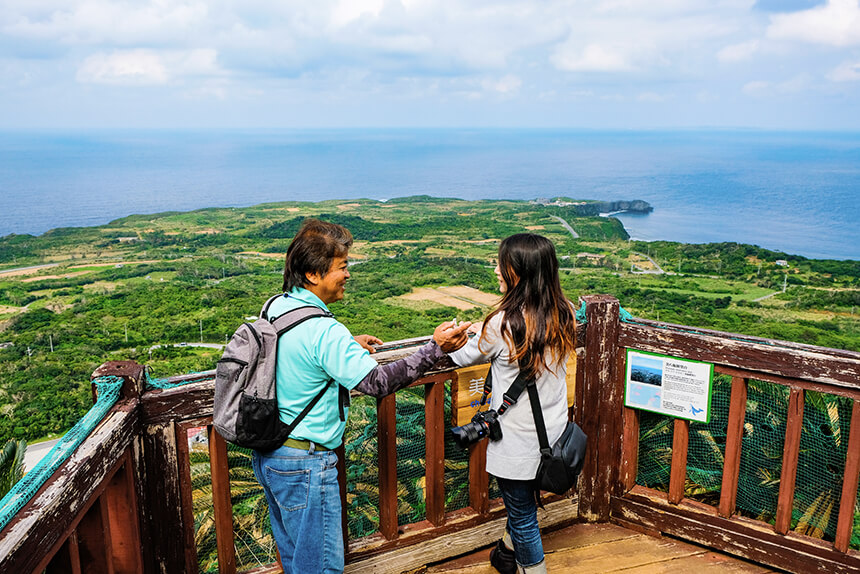 到達絕景的展望台!天氣好的時候可以一覽與論島和沖永良部島附近的全景!